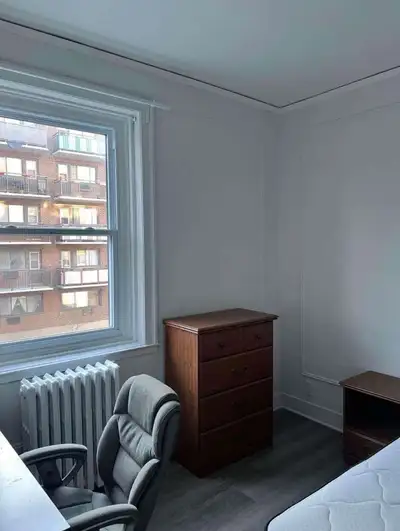 Bonjour ! Je fais un transfert de bail pour une chambre non meublée à 730$ dans un appartement en co...