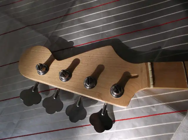 bass guitar neck-manche pour bass in Guitars in Sherbrooke - Image 2