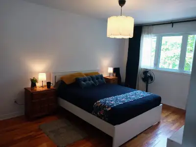 Très grand 5 et demi de 3 chambres fermées disponible le 15 juin. Très lumineux, au deuxième étage d...