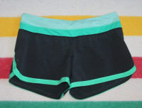 LULULEMON GROOVY RUN SHORT BLACK GREEN SIZE 10