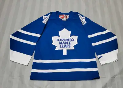 B 8C Here we have a pre owned Made in Canada! toronto maple leafs jersey licensed to nike at the tim...