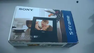 Sony Picture frame DPF-D72N - NEW IN BOX 7-Inch WVGA Clear Photo LCD (16:10) Internal Memory Capacit...