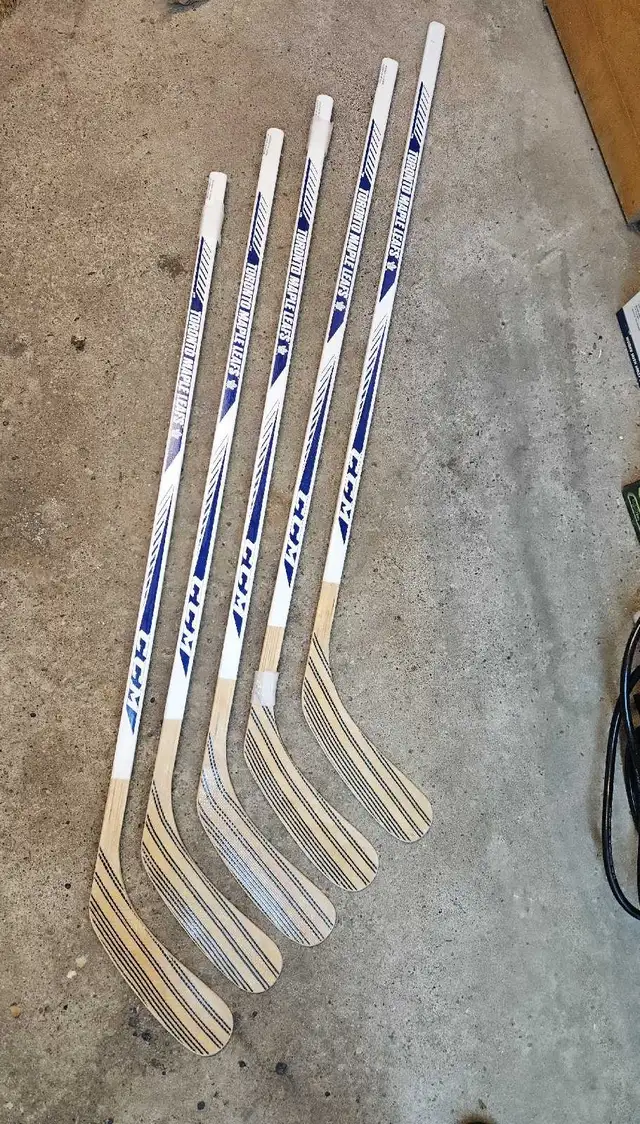 Toronto Maple Leaf branded youth Hockey stick in Hockey in City of Toronto - Image 3