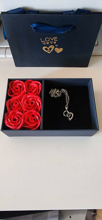 100 Languages I Love You Necklace With 6 Roses