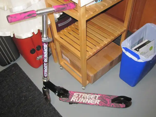 FS: A good condition bike carrier, skateboard, kids scooter, dre in Road in Ottawa - Image 7