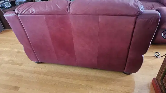 2 causeuses en cuir véritable in Couches & Futons in Laval / North Shore - Image 4