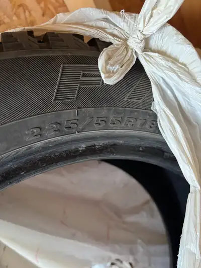 Pneus d’hiver 18 pouces en excellente condition/ Winter tires 18 inches excellent condition 225/55R1...