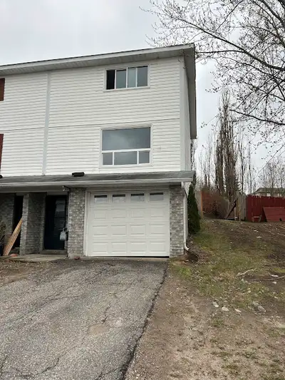 ELLIOT LAKE: 3 Bedroom end unit townhouse