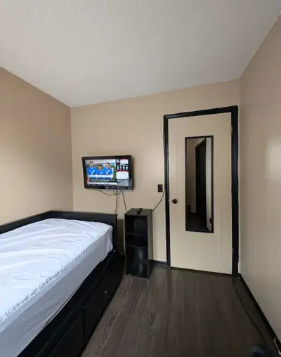 NON SMOKING ENVIRONMENT - PREFER A MALE TENANT (MEN) NO PETS- RENT $640 DAMAGE DEPOSIT $400 ROOM INC...