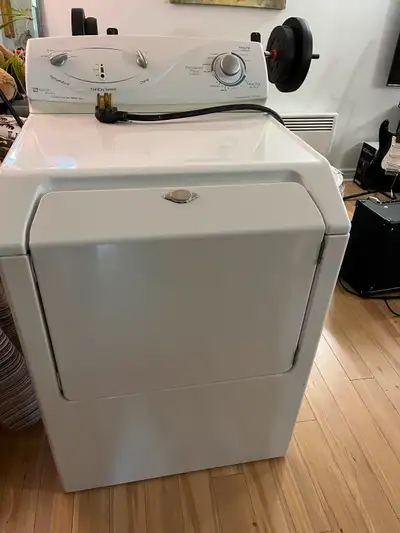 Sécheuse à linge Maytag en parfait état à vendre rapidement (la nouvelle arrive mercredi) Aucun prob...