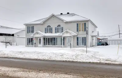4 ½ à louer – Saint-Paul 1250 $ / mois Disponible le 1er juin 2026 27 rue des Tourelles, Saint-Paul...