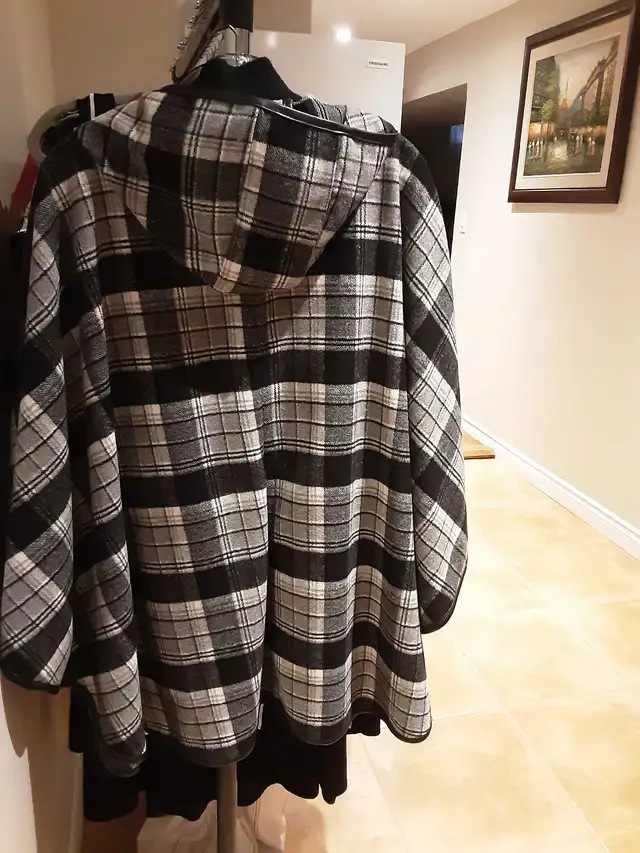 Cape Coat in Women's - Tops & Outerwear in Oshawa / Durham Region - Image 3