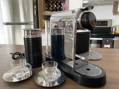 Machine à café Nespresso + Mousseur à Lait