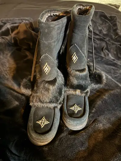 Step out in style with these Manitobah Mukluks boots, perfect for braving the Canadian elements! The...