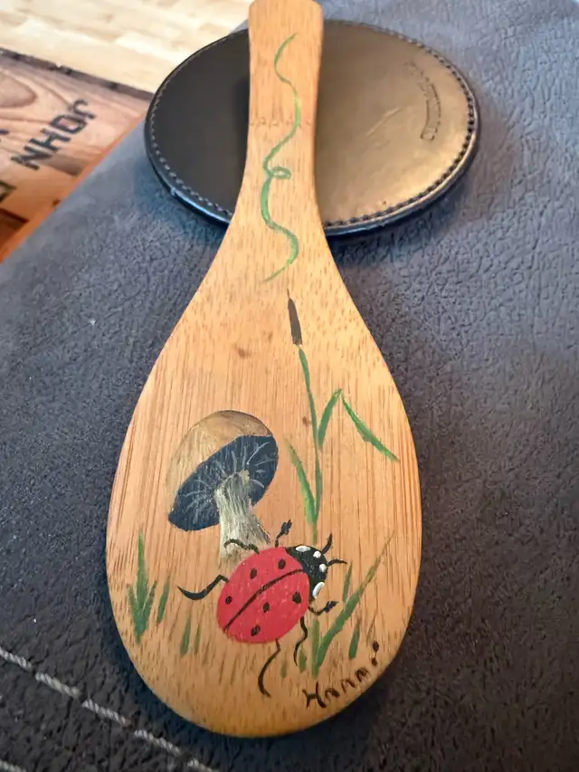 VTG Handmade Wood BOWL RAW LIVE edge w/hand painted SPOON in Arts & Collectibles in Ottawa - Image 4