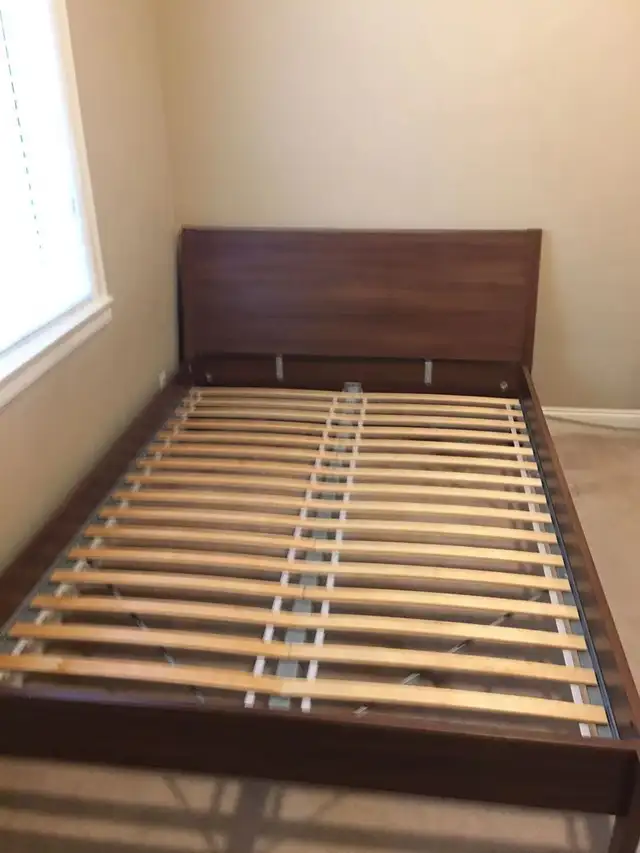 Excellent Like New condition Queen Size Bed in Beds & Mattresses in Delta/Surrey/Langley - Image 2