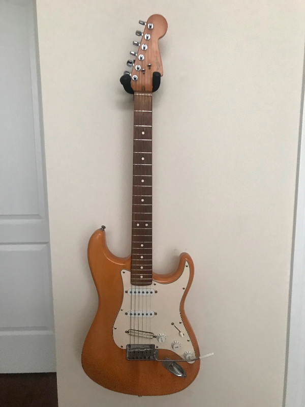 1999 Fender American Standard Stratocaster in Guitars in Oshawa / Durham Region