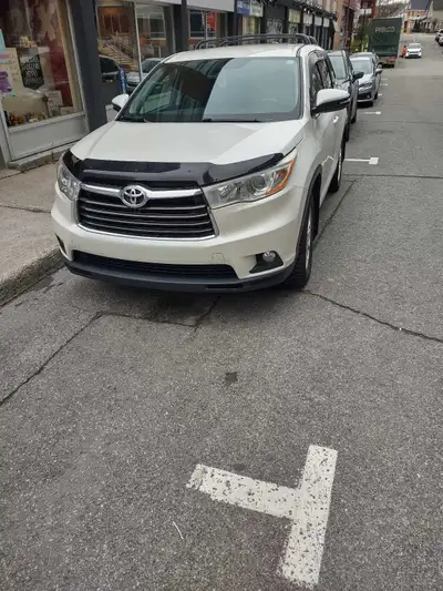Toyota higlander 2016,AWD ,LE, blanche,8 places , valise automatique, lunette arrière s'ouvre séparé...
