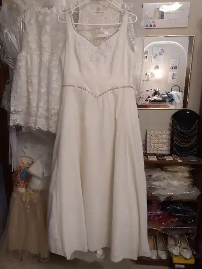 Lovely Ivory Velveteen Bridal Gown Wedding Dress 11/12, View more