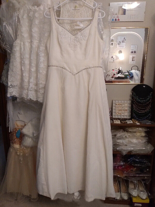 Lovely Ivory Velveteen Bridal Gown Wedding Dress 11/12 in Wedding in Oshawa / Durham Region