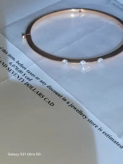bracelet  18k décoré de 3 diamants  Vs, View more