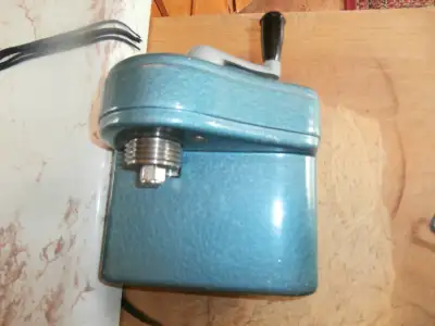 For sale an older Bliss Rug Hooking Cutter with # 4 blade . There's no year shown . The cutter has b...