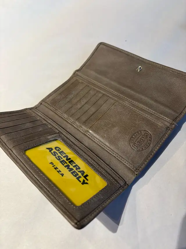 Roots women’s tri-fold wallet in Women's - Bags & Wallets in Oshawa / Durham Region - Image 4