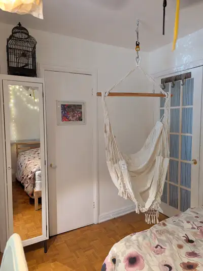 Bilingual add 750,00 $ par mois tout inclus CHAMBRE (12X11 pied). À LOUER POUR ÉTUDIANTE dans un 6 e...