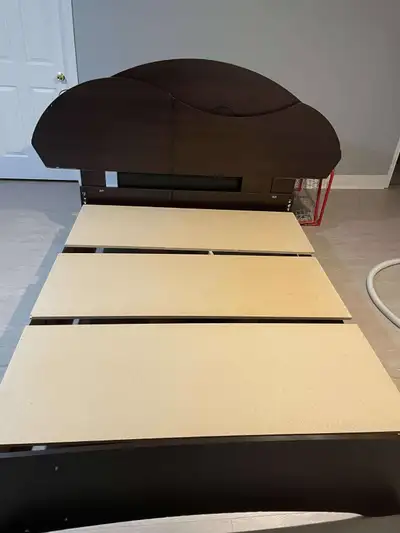 Base de Lit / Bed Base Queen avec un matelas (Pas assemblé dans la photo) - 90$ La photo du matelas...