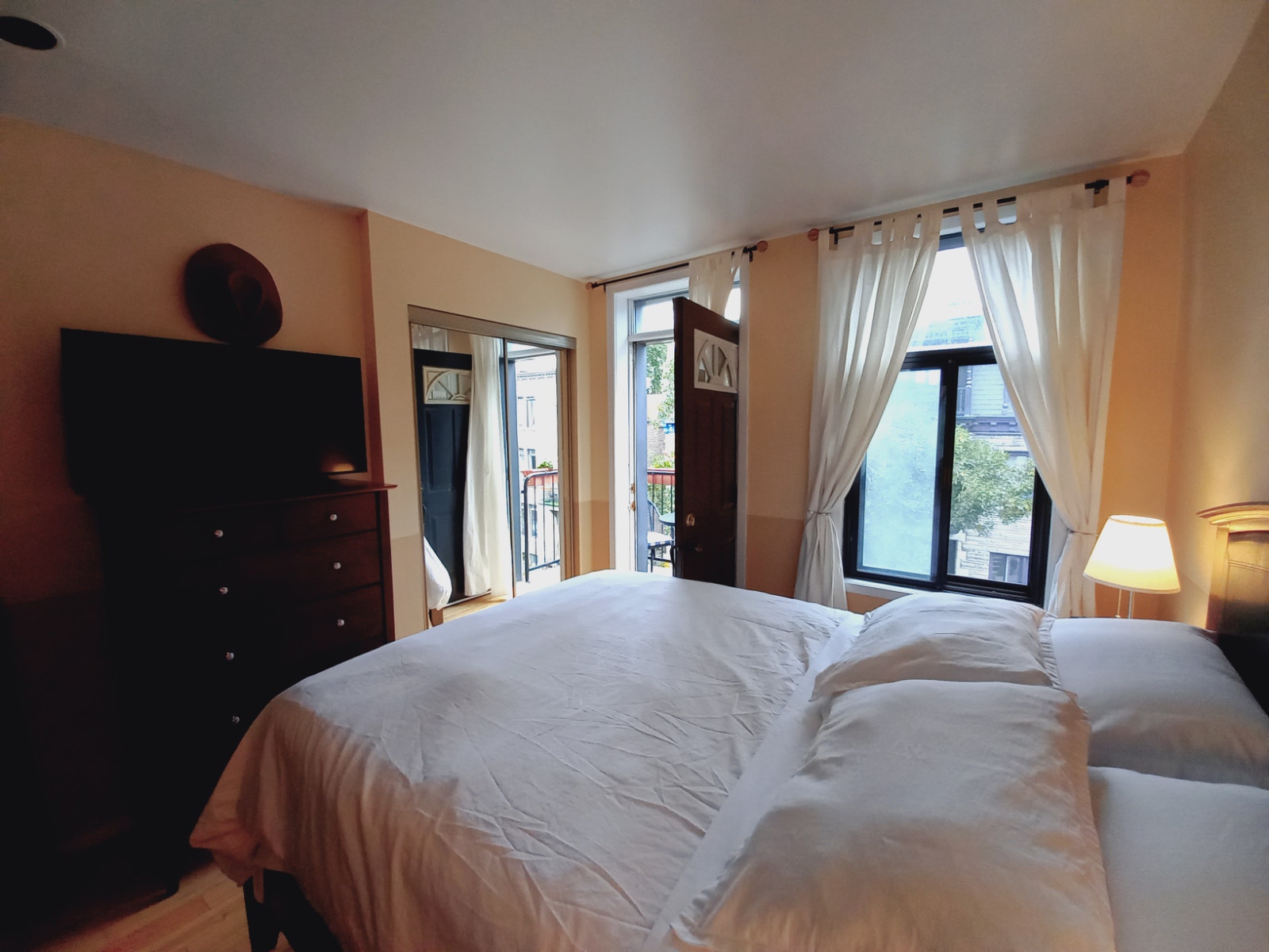 BELLE GRANDE CHAMBRE MEUBLÉE À LOUER - CENTRE VILLE / PLATEAU — photo 3