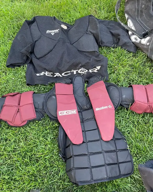 Hockey Goalie Equipment in Hockey in Brantford - Image 3