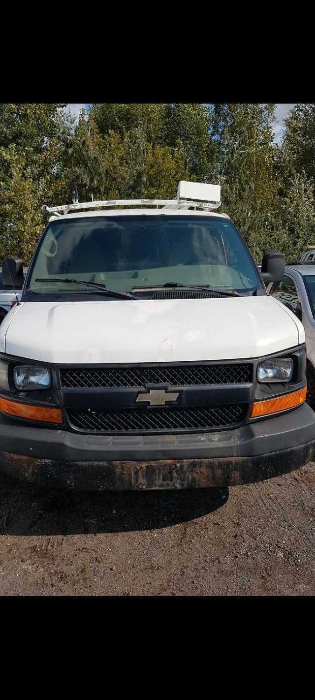 gmc savana 2011 extended box in Cars & Trucks in Ottawa