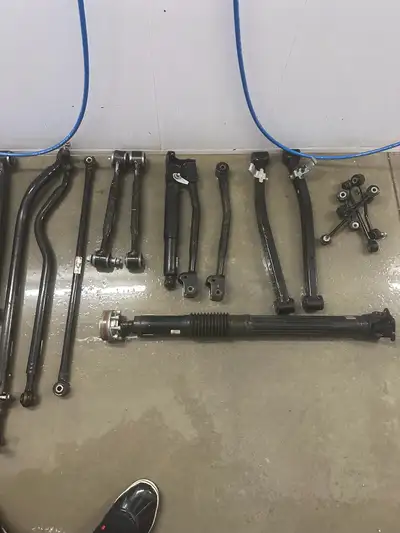 Entire rubicon eco diesel lift from a Jeep gladiator with fox shocks (18000-19000km) on them . The s...