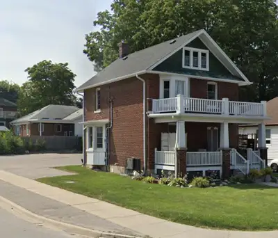 Clean, beautifully renovated 4 bedroom house in downtown Whitby. Perfect for public transit (on the...