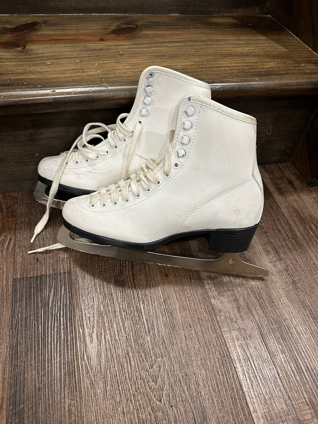 Women’s white skates   sz 6 in Skates & Blades in St. Catharines
