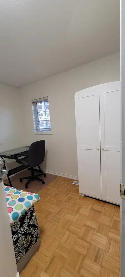 YORK University Student Room – Assiniboine Rd & Haynes Av Private Room in York village, just in fron...