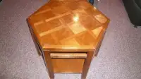 Nice coffee table w matching end table in excellent condition