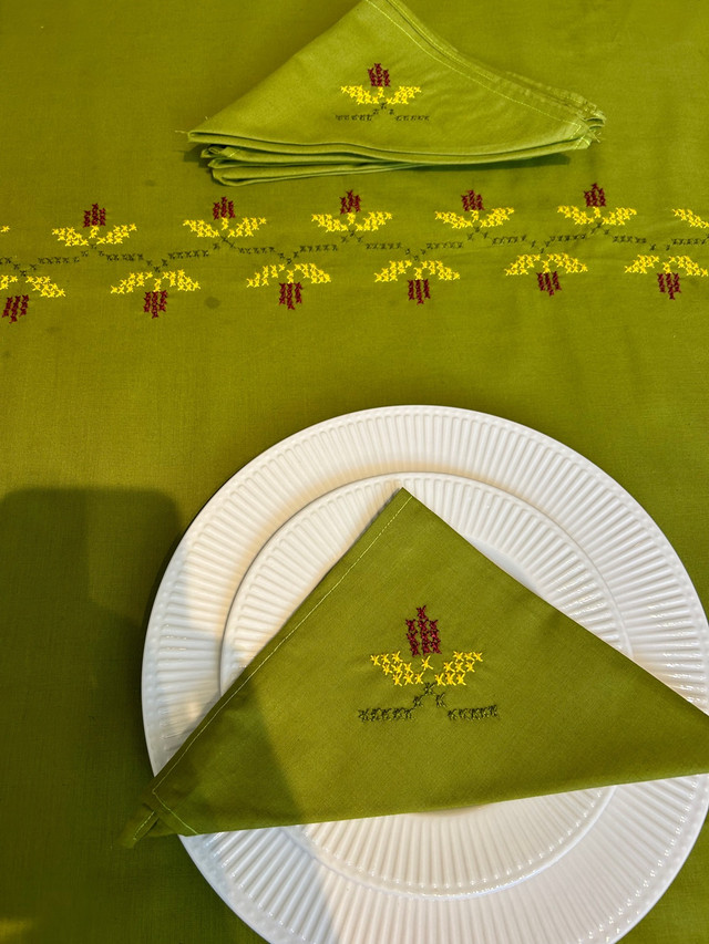 Nappe de table brodée à la main  dans Décoration intérieure et accessoires  à Laval/Rive Nord - Image 3