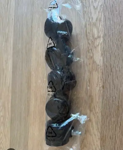 Voici un jeu de cinq roulettes neuves pour chaise de bureau, parfaites pour remplacer celles qui son...