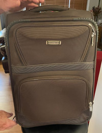 Petite valise brune avec 2 roulettes