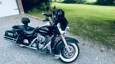 2008 Road King - police special. Bike is in denim black / chrome. Blacked out lights. Full fairing w...