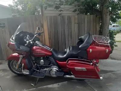 Enjoy touring with the comfort of this Harley-Davidson Road Glide! Features a tour pack, additional...