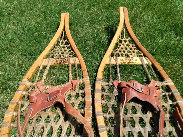 Raquettes de bois et babiche.  Déco ou sport. in Other in Lévis - Image 3