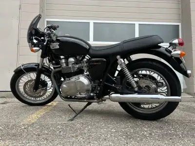 2004 classic black and chrome triumph bonneville motorcycle 900CC carburated beautiful bike in perfe...