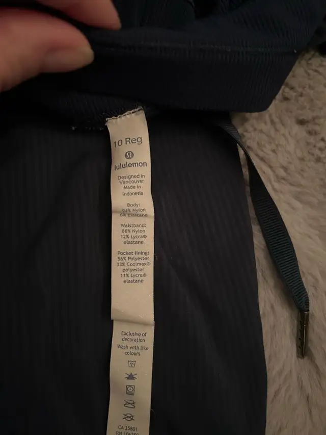 Lululemon Pants in Women's - Bottoms in Barrie - Image 4