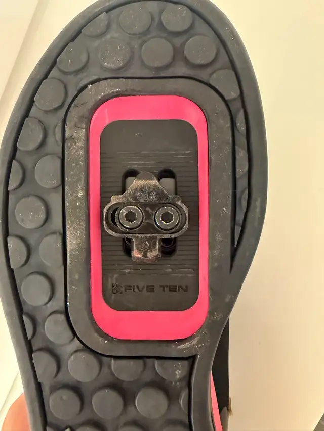 Five Ten Hellcat clip in mountain bike shoes women’s 11 in Women's - Shoes in Mississauga / Peel Region - Image 3