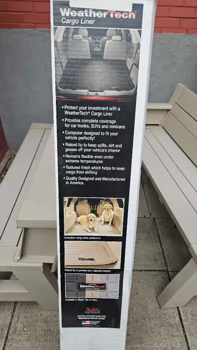 Protégez l'intérieur de votre véhicule avec ce tapis de coffre WeatherTech Cargo Liner conçu sur mes...