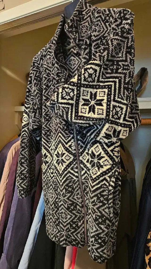 Women's Black and White Fleece Jacket in Women's - Tops & Outerwear in Edmonton - Image 4