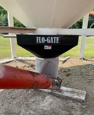 Will fit most hoppered bottom grain/fertilizer bins. Flo-gate slides onto the unloading chute. Flo-g...