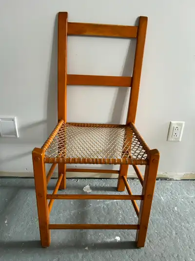 Antiquité - Chaise avec siège en cordage, View more